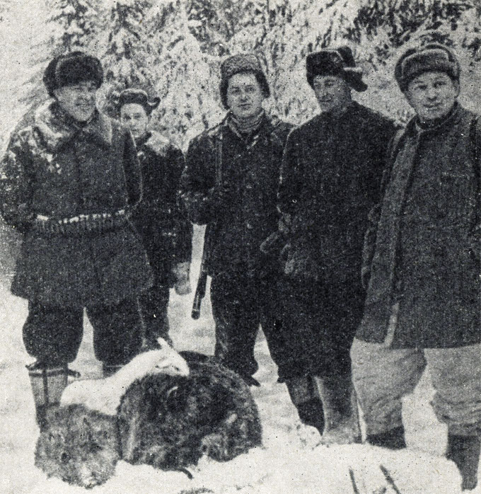 Маршал Советского Союза Г. К. Жуков (крайний слева) на охоте