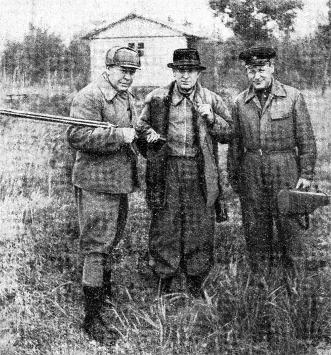 Маршал Советского Союза С. К. Тимошенко (крайний слева) на охоте